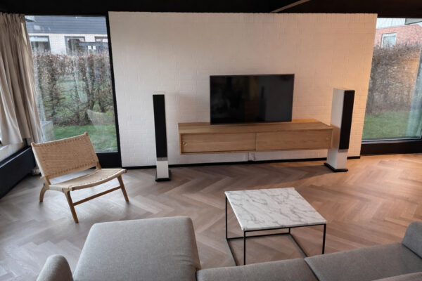 Væghængt tv møbel