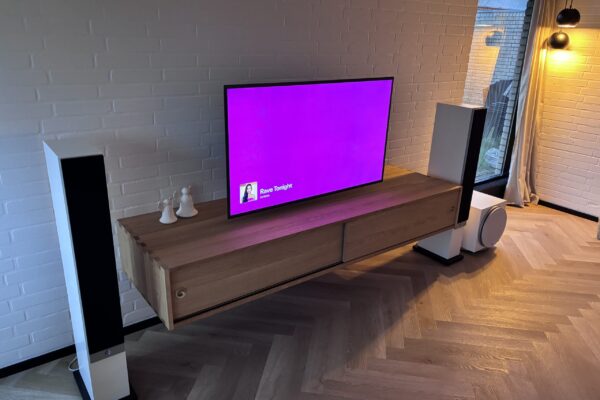 Væghængt tv møbel